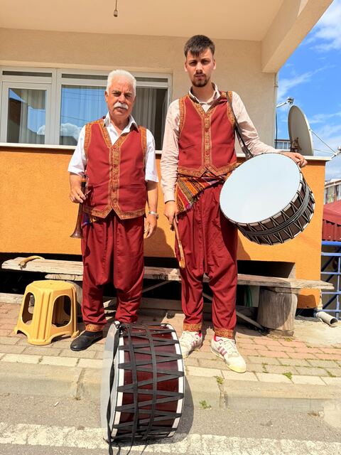İstanbul davul zurna ekibi yöresel kırmızı kıyafetle, zurna ve davul ile