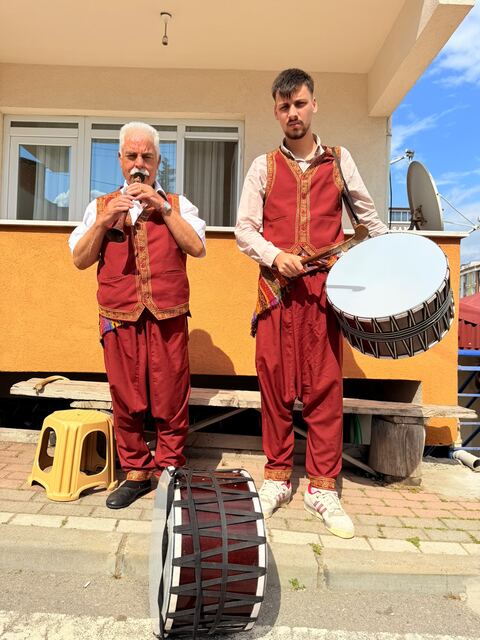 Zurnacı ve davulcu program öncesi hazırlıkta