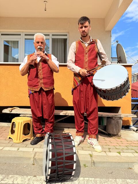 Yöresel kıyafetli zurnacı zurna çalarken